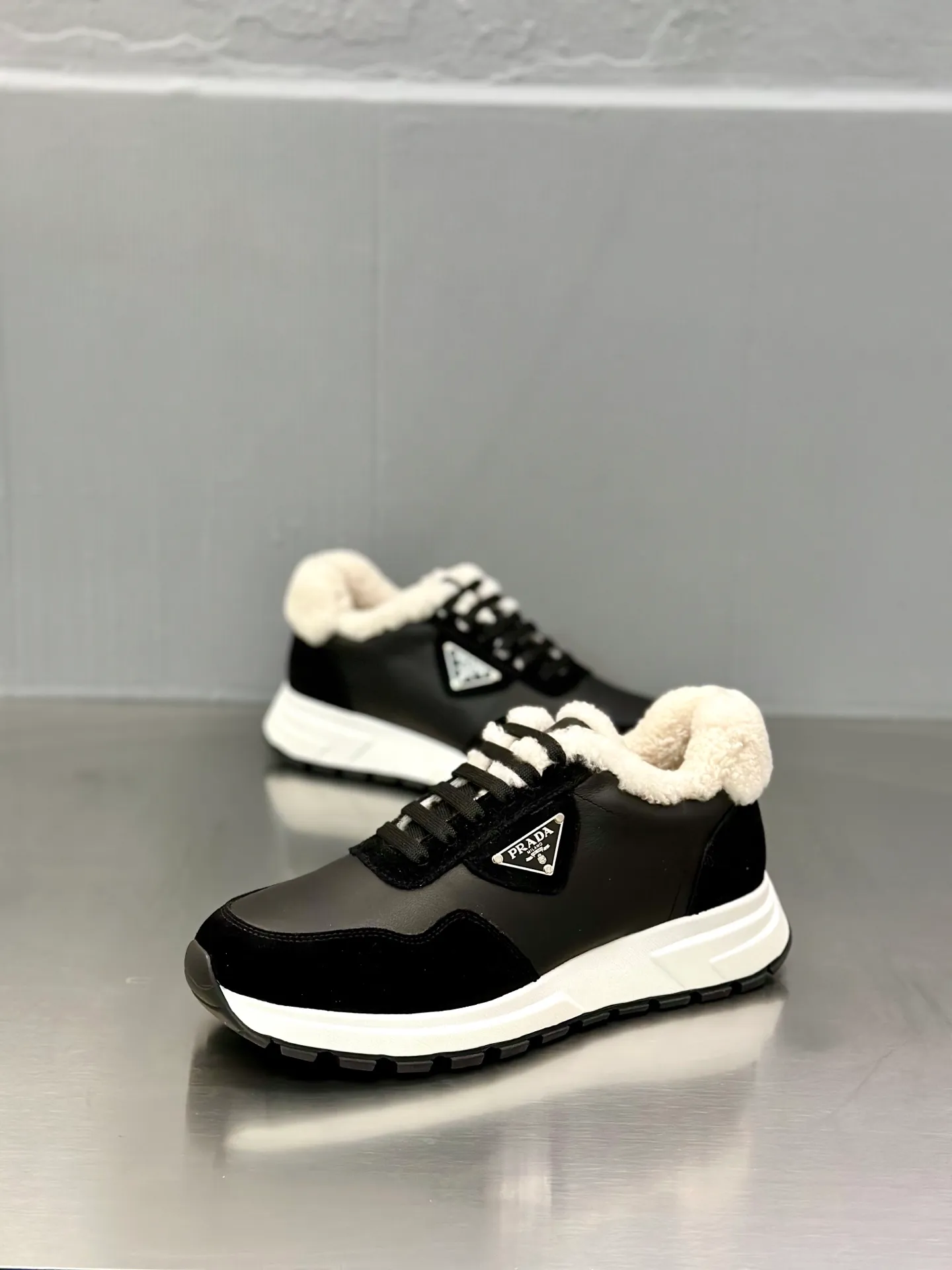 💰780 Prada/Prada men's new wool sneakers. This sneaker presents a modern version, reinterpreting the brand's archive style with clean lines and smooth details. The shoes are made of calf leather and technical fabric, with a triangular metal logo on the outside, bright TPU decoration on the heel, and a longer and padded inner heel design for a more comfortable fit. The tongue is decorated with a silk-screen logo, and is paired with a hollow rubber sole on the heel. The full cowhide lining comes standard with logo cowhide foot pads, making the upper foot taller, more comfortable, and versatile! Comes with full original packaging! Size: 39-40-41-42-43-44 standard leather shoe size (45 can be customized and does not support returns)